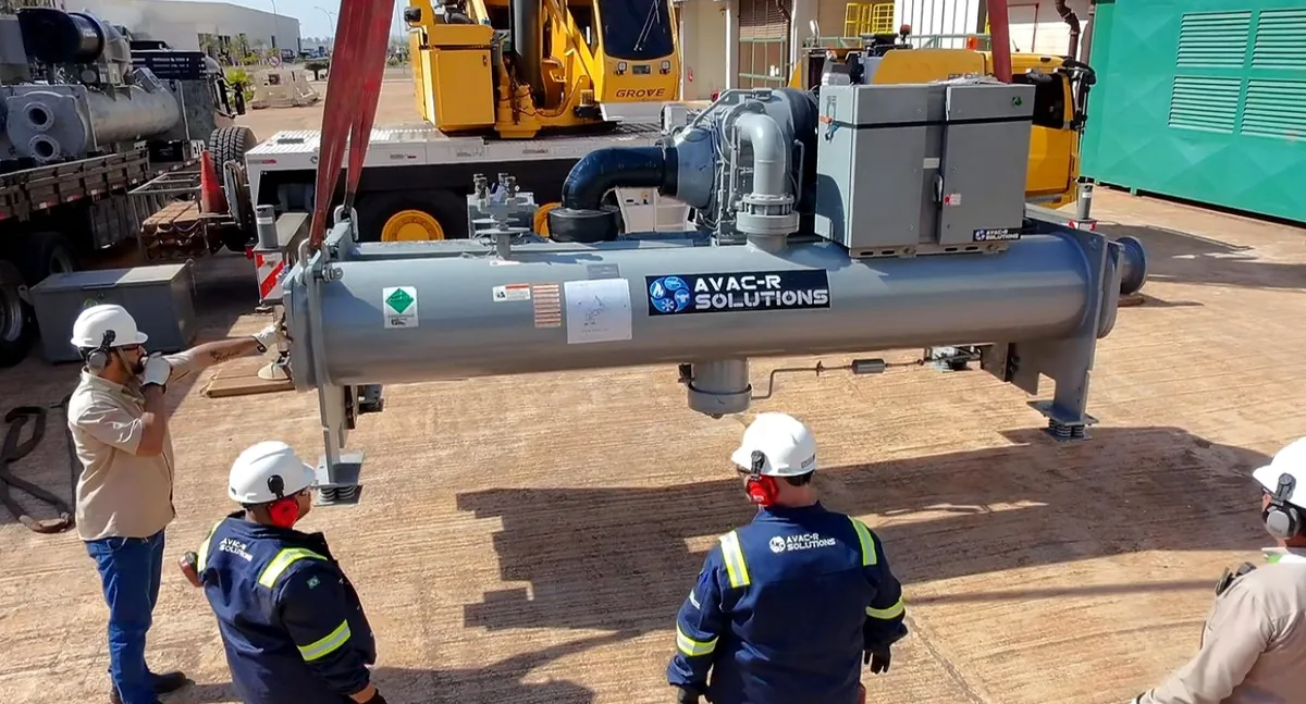 Equipe AVAC-R içando um chiller próprio durante mobilização